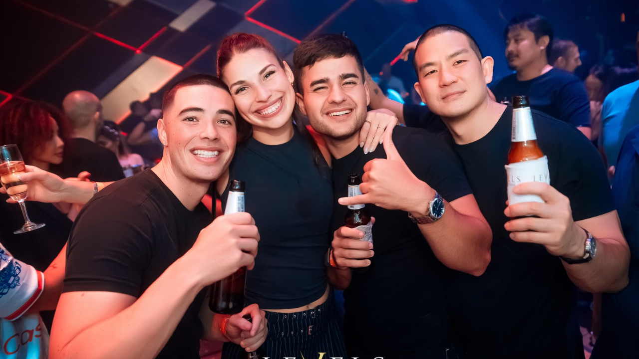 People enjoying free shots at Bangkok Pub Crawl in Sukhumvit Soi 11
